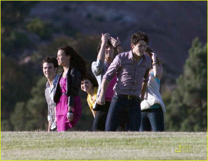 miley-cyrus-nick-jonas-hug-10[1]