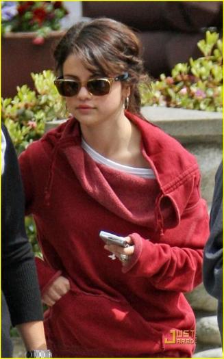 Selena_Gomez_1252597752_2 - selena gomez