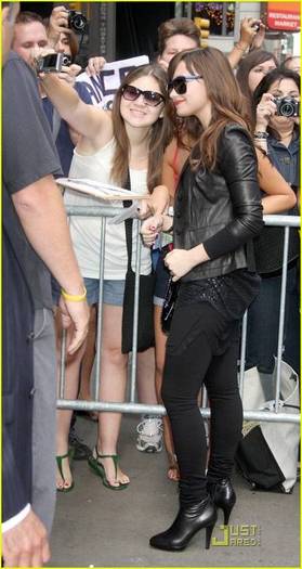 demilovato_net-outsidegma-0005 - Outside of Good Morning America Studios August 11th 2008