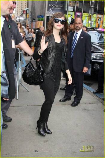 demilovato_net-outsidegma-0006 - Outside of Good Morning America Studios August 11th 2008