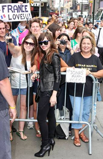 demilovato_net-outsidegma-00031 - Outside of Good Morning America Studios August 11th 2008