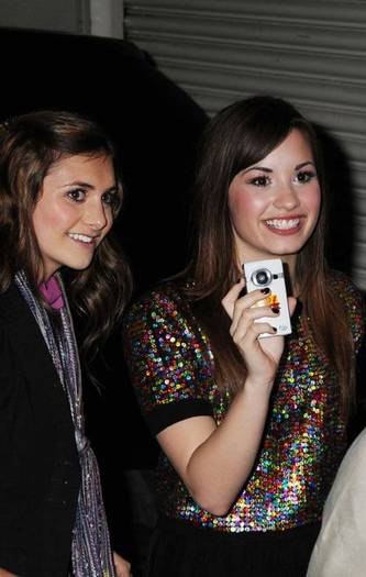 demilovato_net-takingpicswithfans-0005