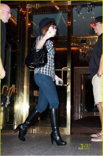 demilovato_net-outsidenyhotel-0006 - Outside of her New York Hotel August 8th 2008