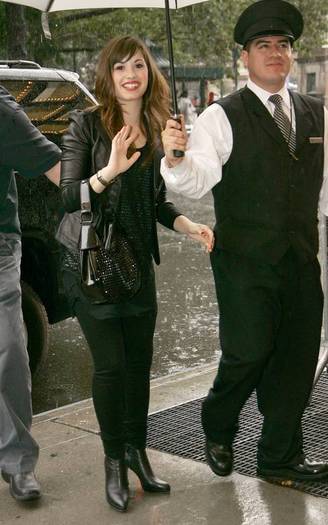 demilovato_net-outsidegmastudios-0005 - Outside her New York Hotel August 11th 2008