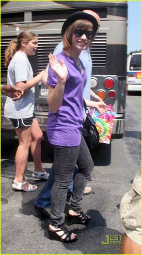 demilovato_net-outsidenyhotel-0007 - Out of her New York Hotel August 14th 2008