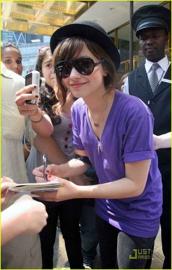 demilovato_net-outsidenyhotel-0009 - Out of her New York Hotel August 14th 2008