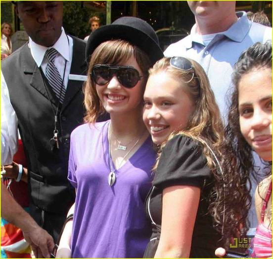 demilovato_net-outsidenyhotel-00011 - Out of her New York Hotel August 14th 2008