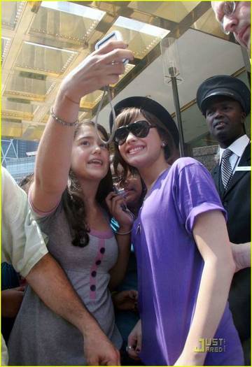 demilovato_net-outsidenyhotel-00021 - Out of her New York Hotel August 14th 2008