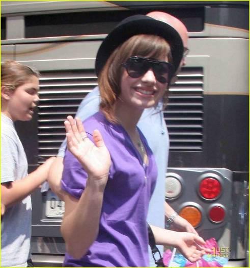 demilovato_net-outsidenyhotel-00051 - Out of her New York Hotel August 14th 2008