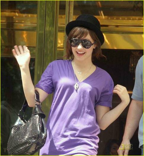 demilovato_net-outsidenyhotel-00061 - Out of her New York Hotel August 14th 2008