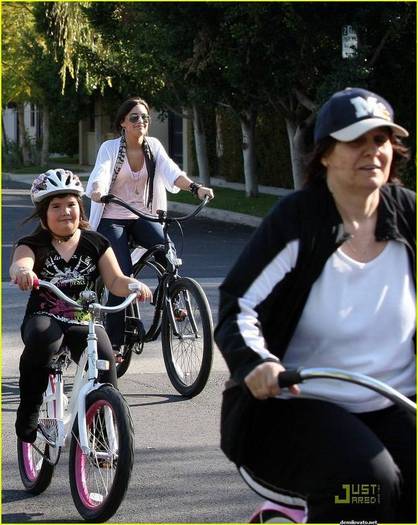 demilovato_net-bikeriding-0001 - Bike Riding in Toluca Lake March 25th 2009