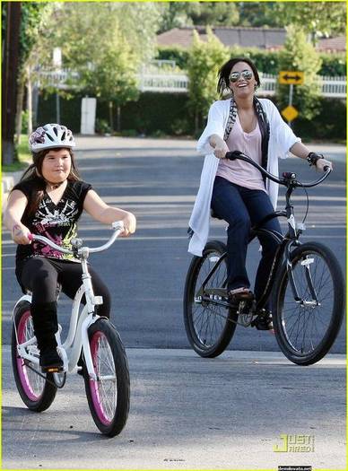 demilovato_net-bikeriding-0003 - Bike Riding in Toluca Lake March 25th 2009