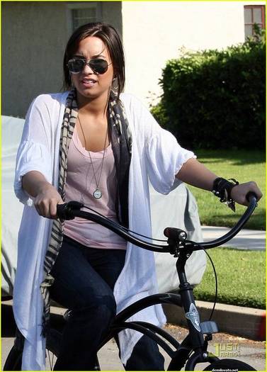 demilovato_net-bikeriding-0004 - Bike Riding in Toluca Lake March 25th 2009