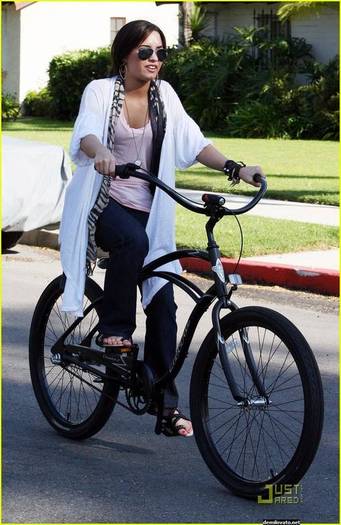 demilovato_net-bikeriding-0006 - Bike Riding in Toluca Lake March 25th 2009