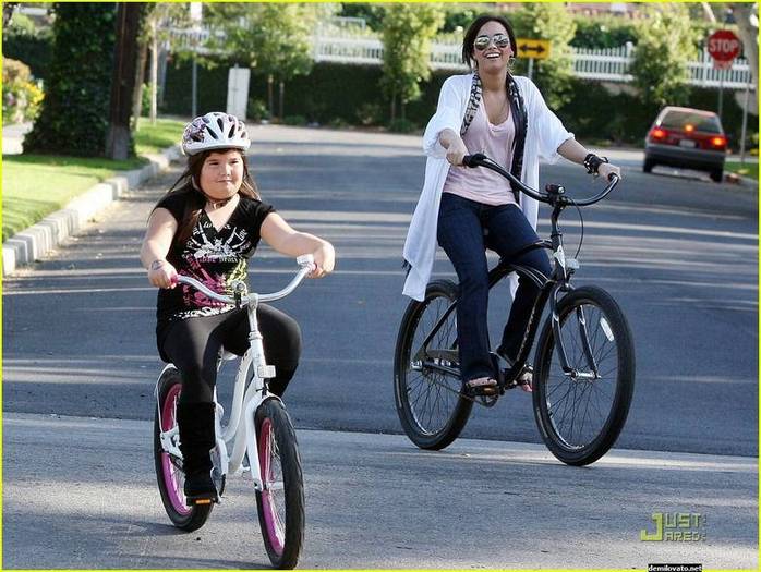 demilovato_net-bikeriding-0007 - Bike Riding in Toluca Lake March 25th 2009