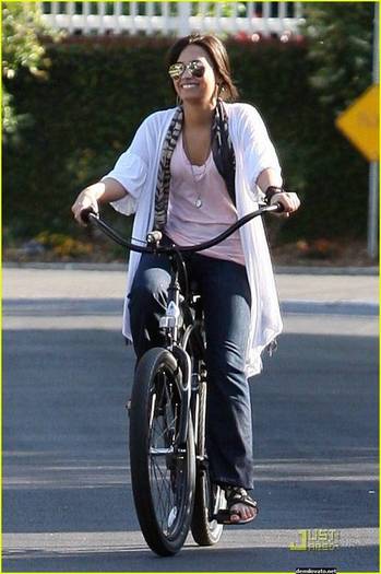 demilovato_net-bikeriding-0008 - Bike Riding in Toluca Lake March 25th 2009