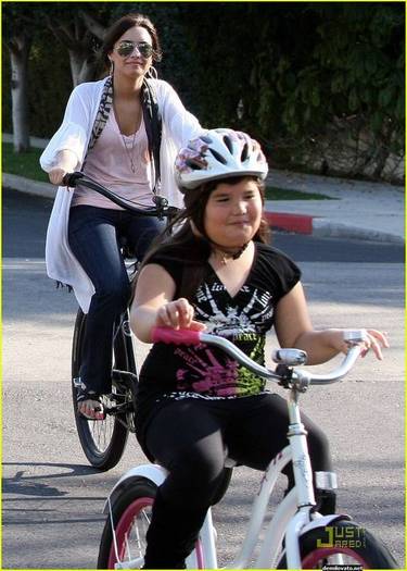 demilovato_net-bikeriding-0009 - Bike Riding in Toluca Lake March 25th 2009