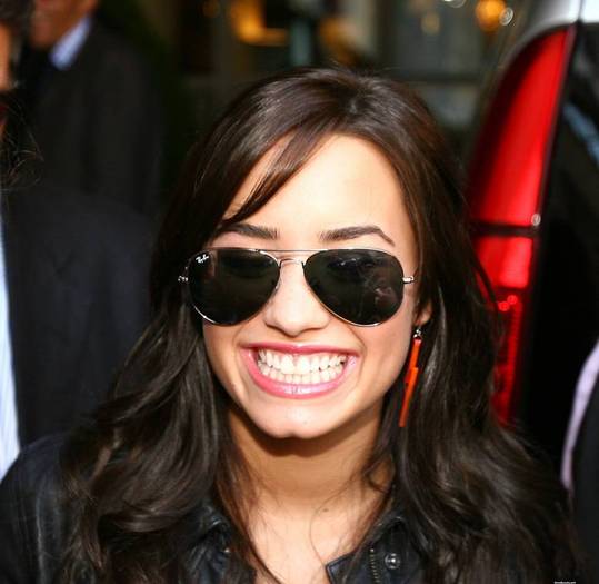 demilovato_net-atherhotel-0014 - At her London Hotel April 24th 2009