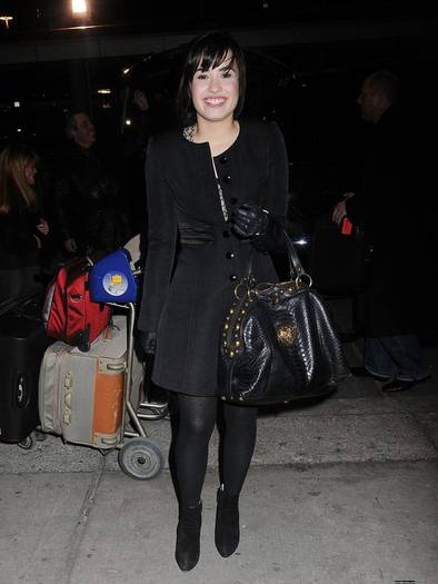 demilovato_net-atjfkairport-0001 - Catching A Flight Out of JFK International Airport January 30th 2009