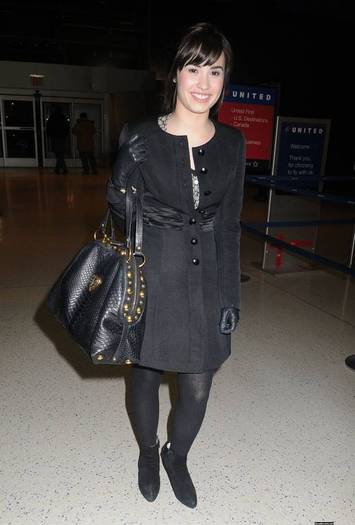 demilovato_net-atjfkairport-0006 - Catching A Flight Out of JFK International Airport January 30th 2009