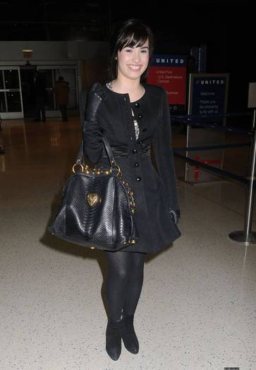 demilovato_net-atjfkairport-0007 - Catching A Flight Out of JFK International Airport January 30th 2009