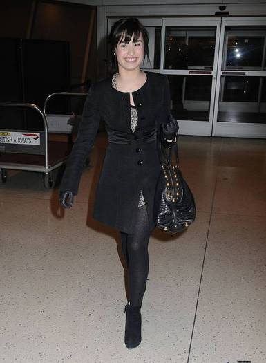 demilovato_net-atjfkairport-0012 - Catching A Flight Out of JFK International Airport January 30th 2009