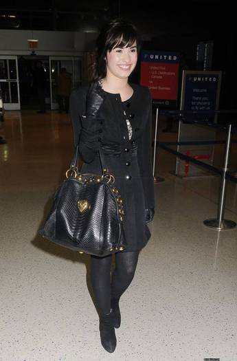 demilovato_net-atjfkairport-0014 - Catching A Flight Out of JFK International Airport January 30th 2009