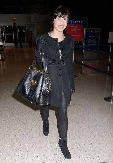 demilovato_net-atjfkairport-0017 - Catching A Flight Out of JFK International Airport January 30th 2009