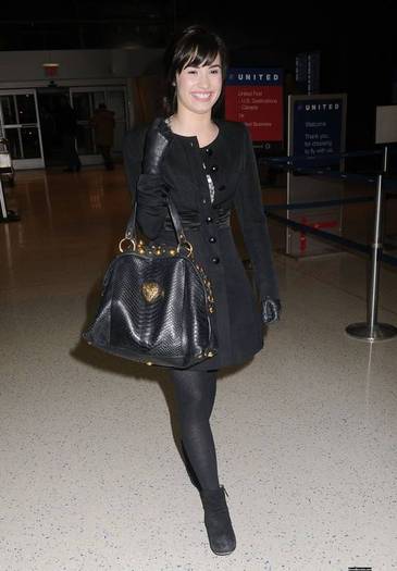 demilovato_net-atjfkairport-0018 - Catching A Flight Out of JFK International Airport January 30th 2009