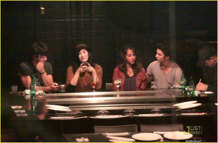 demilovato_net-dinneratyomatos0007 - Having Dinner at Yomatos Steakhouse October 5th 2009