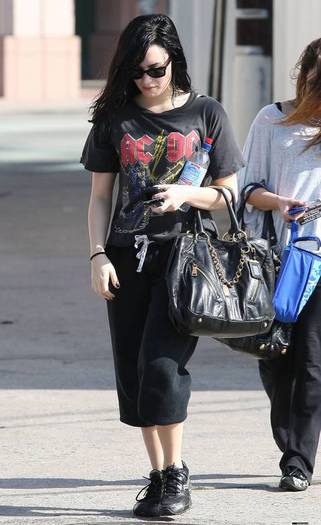 demilovato_net-leavingaclass-0003 - Leaving a Class in North Hollywood November 6th 2009