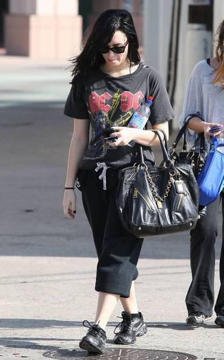 demilovato_net-leavingaclass-0004 - Leaving a Class in North Hollywood November 6th 2009