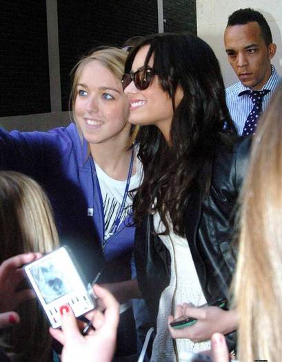 demilovato_net-leavingherhotel-0014 - Leaving her London Hotel April 22nd 2009