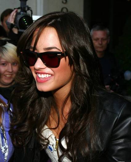 demilovato_net-leavingherhotel-0015 - Leaving her London Hotel April 22nd 2009