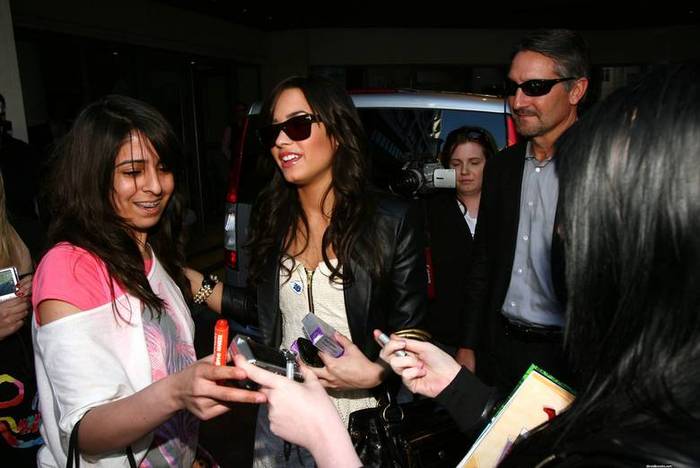 demilovato_net-leavingherhotel-0017 - Leaving her London Hotel April 22nd 2009