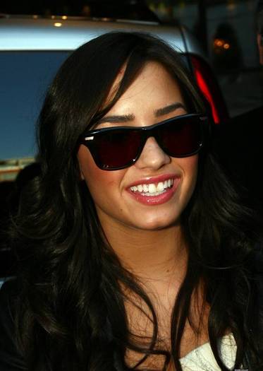 demilovato_net-leavingherhotel-0018 - Leaving her London Hotel April 22nd 2009