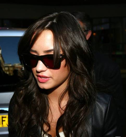 demilovato_net-leavingherhotel-0019 - Leaving her London Hotel April 22nd 2009