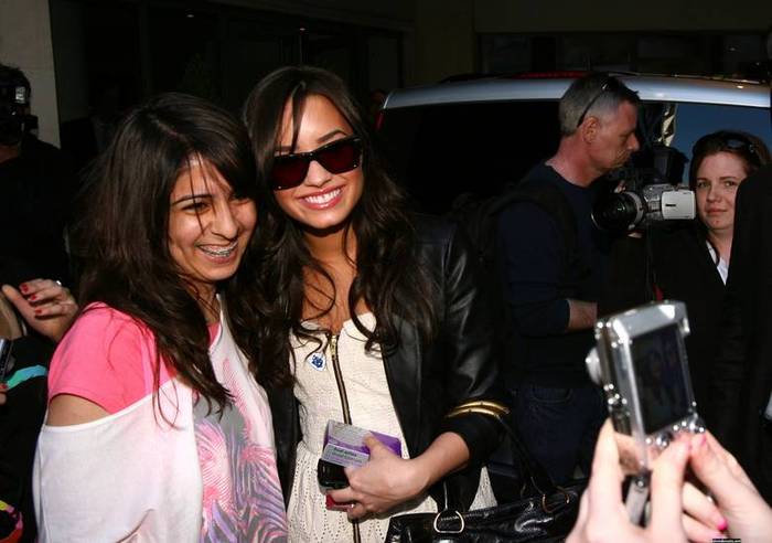 demilovato_net-leavingherhotel-0020 - Leaving her London Hotel April 22nd 2009