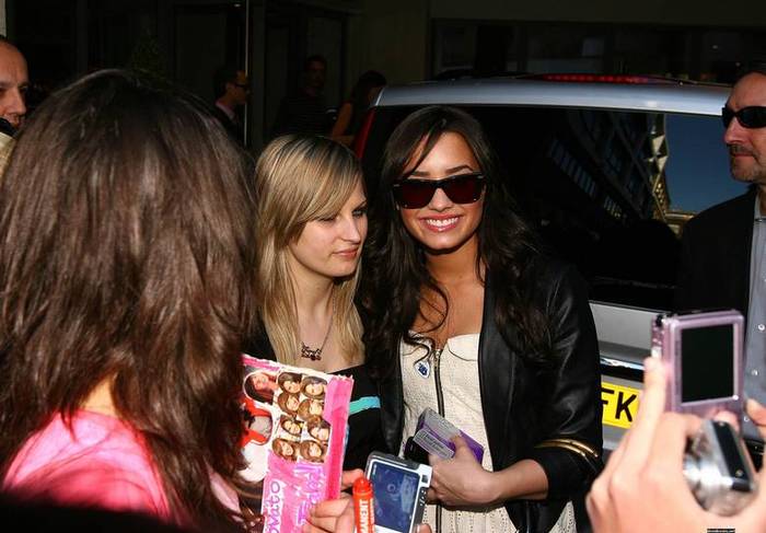 demilovato_net-leavingherhotel-0021 - Leaving her London Hotel April 22nd 2009