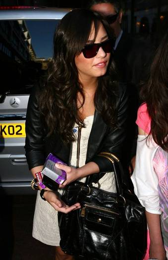 demilovato_net-leavingherhotel-0023 - Leaving her London Hotel April 22nd 2009