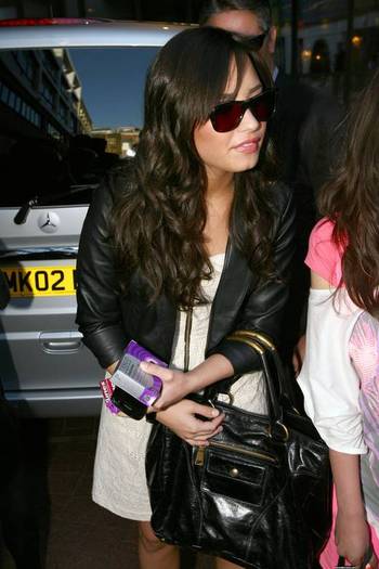 demilovato_net-leavingherhotel-0024 - Leaving her London Hotel April 22nd 2009