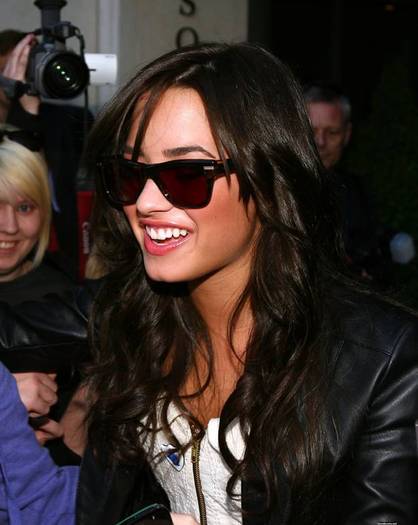 demilovato_net-leavingherhotel-0028 - Leaving her London Hotel April 22nd 2009