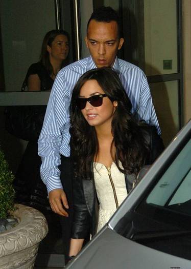 demilovato_net-leavingherhotel-00051 - Leaving her London Hotel April 22nd 2009