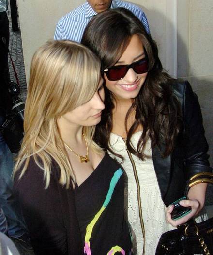 demilovato_net-leavingherhotel-00061