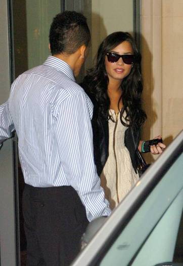 demilovato_net-leavingherhotel-00101 - Leaving her London Hotel April 22nd 2009