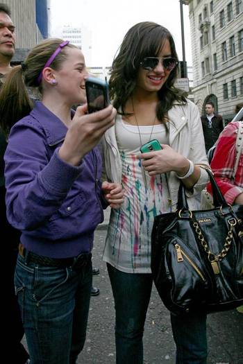 demilovato_net-leavingmadametussauds-0011 - Leaving Madame Tussauds Wax Museum April 23rd 2009