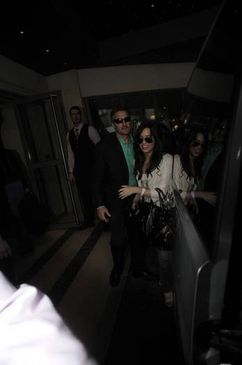 demilovato_net-returningtoherhotel-0002