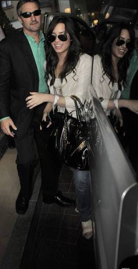 demilovato_net-returningtoherhotel-0003 - Returning to her London Hotel April 23rd 2009