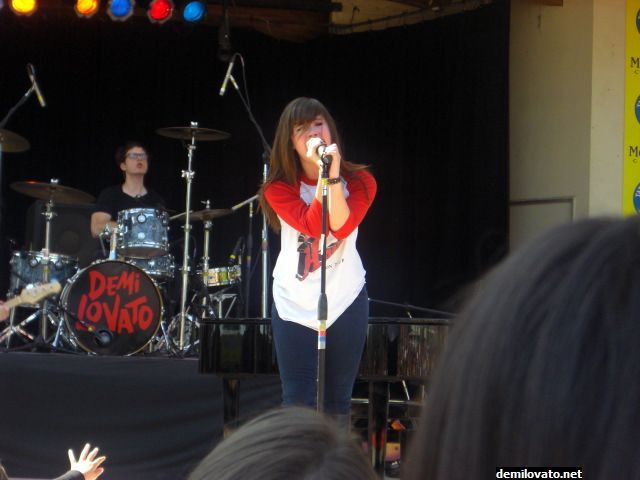 demilovato_net-2008fresnofair1-0006