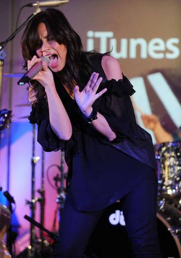 demilovato_net-liveatapplestore-0001 - Performing Live at the Apple Store in London April 22nd 2009